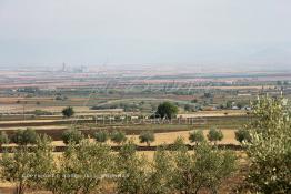 Image du Maroc Professionnelle de  Les champs agricoles dans la région du barrage Al Wahda situé entre (Ouazzane, Taounate et Sidi Kacem) deuxième plus grand barrage d'Afrique après Assouane, Jeudi 8 septembre 2005. (Photo / Abdeljalil Bounhar) 